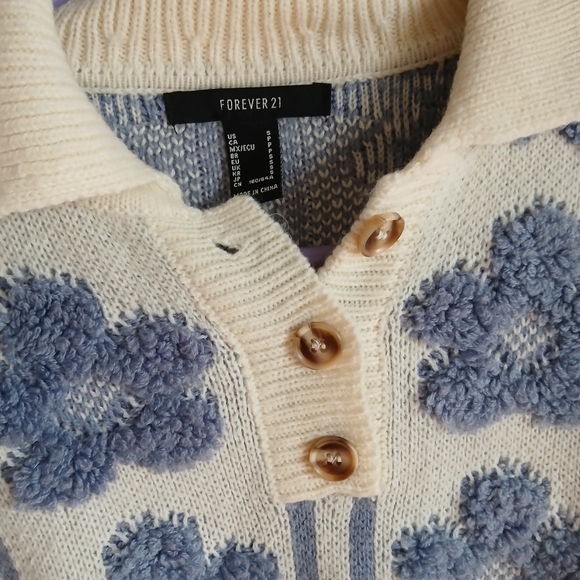 Forever 21 Sweater Size Small 3 Button Blue Cream Cropped - Picture 10 of 13